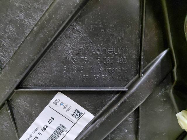 Лючок підкрилка переднього лівого 51758082493 BMW