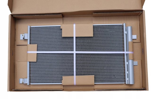 Радіатор охолодження кондиціонера 921004575R RENAULT