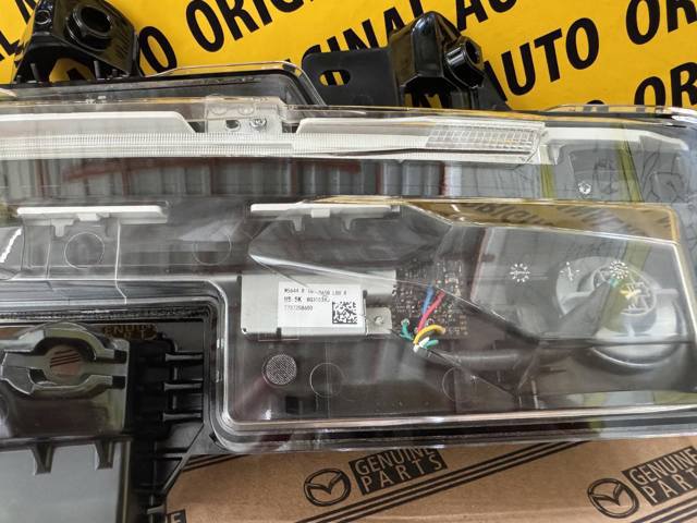 Поворотник правий DGH951060 MAZDA