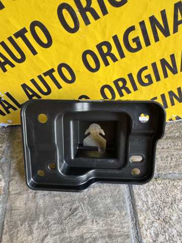 Кронштейн решітки радіатора KB8A50151 MAZDA