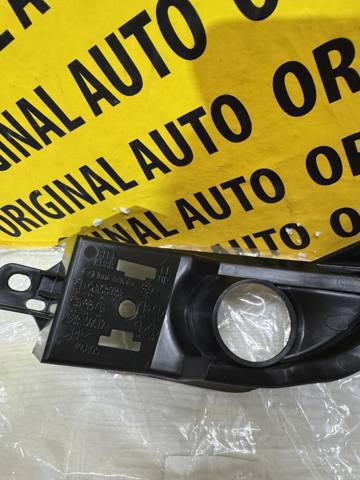 Кронштейн бампера переднього, правий KB8B50C12B MAZDA