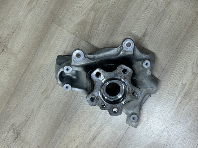 Цапфа передня ліва 31216878611 BMW