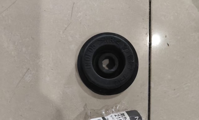 Подушка кріплення радіатора верхня 21506AX300 NISSAN