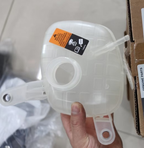Водяний бачок системи охолодження 217106RC0A NISSAN