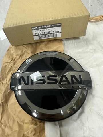Емблема решітки радіатора 628906RA0A NISSAN
