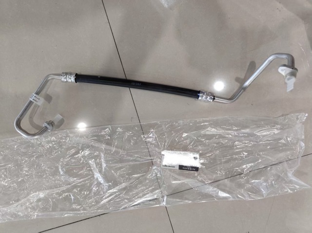 Трубка кондиціонера від компресора до радіатора 924906RF0A NISSAN