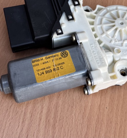 Склопідйомник задніх правих дверей 1J4959812C VAG