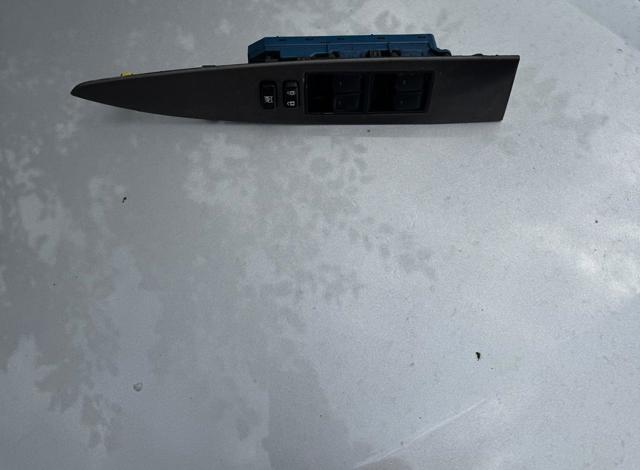 Кнопковий блок керування склопідіймачами передній лівий 8404005020 TOYOTA