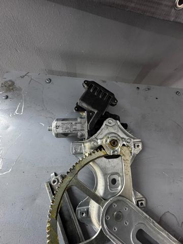 Склопідйомник передньої правої двері 8570102010 TOYOTA