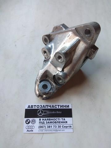 Кронштейн подушки (опори) двигуна, лівої A1022234104 MERCEDES
