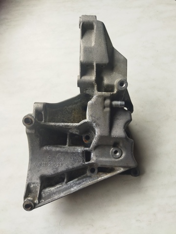 Кронштейн компресора кондиціонера A1112361330 MERCEDES