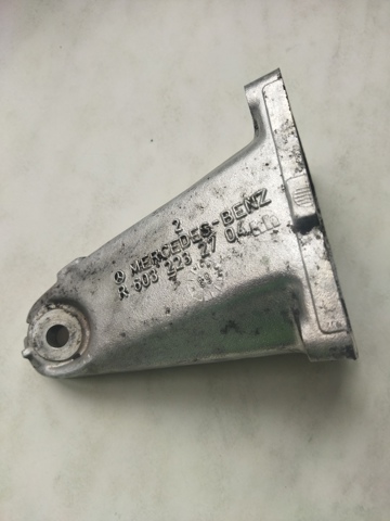 Кронштейн подушки (опори) двигуна, правої A6032232704 MERCEDES