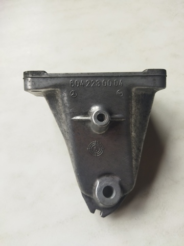 Кронштейн подушки (опори) двигуна, правої A6042230004 MERCEDES