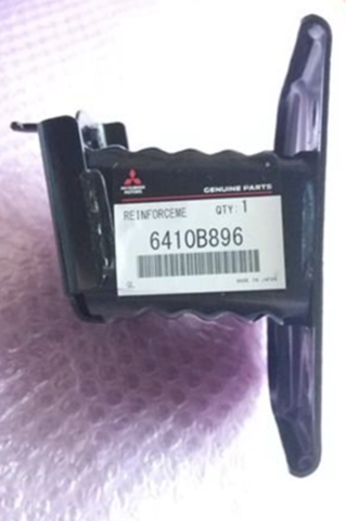 Кронштейн підсилювача заднього бампера 6410B896 MITSUBISHI