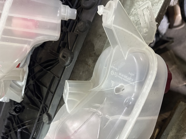 Бачок для води A2975000900 MERCEDES