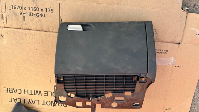 Ящик для предметів догляду 8K1857035B VAG