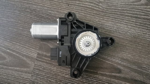 Двигун стеклопод'емника двері задньої, правої A2139060602 MERCEDES