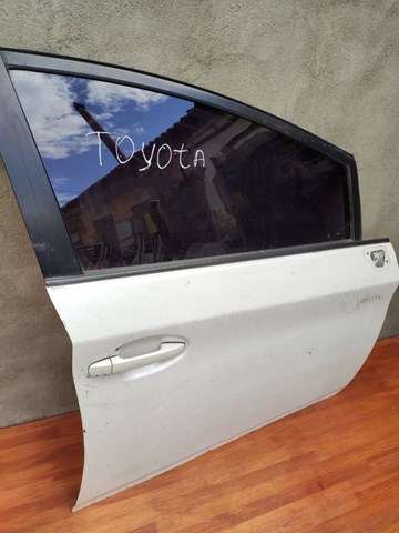 Скло передньої правої двері 6810147072 TOYOTA