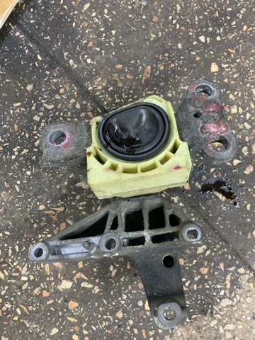 Права опора двигуна 112108807R RENAULT