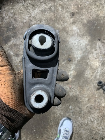 Задня опора двигуна 112383734R NISSAN
