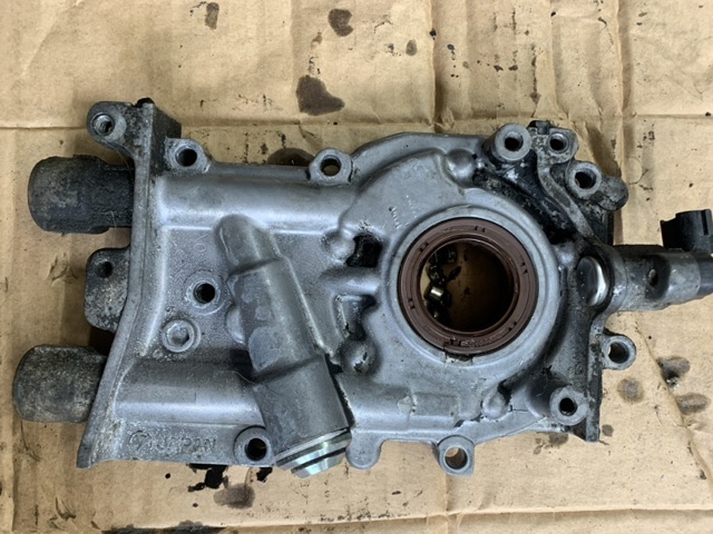 Масляний насос двигуна 15010AA261 SUBARU