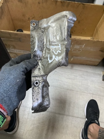 Кришка випускного колектора 1867698 FORD