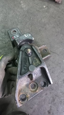 Кронштейн подушки (опори) двигуна, правої 218252P200 HYUNDAI