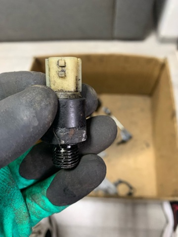 Датчик тиску масла двигуна Опель Віваро A