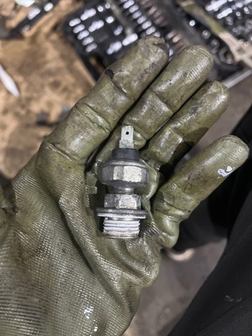 Датчик тиску масла двигуна 25240KA040 SUBARU