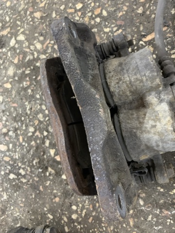 Скоба супорта переднього 26225AG080 SUBARU