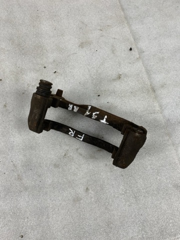 Скоба гальмівного супорта переднього 26225AG100 SUBARU