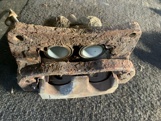 Скоба супорта переднього 26225FE000 SUBARU