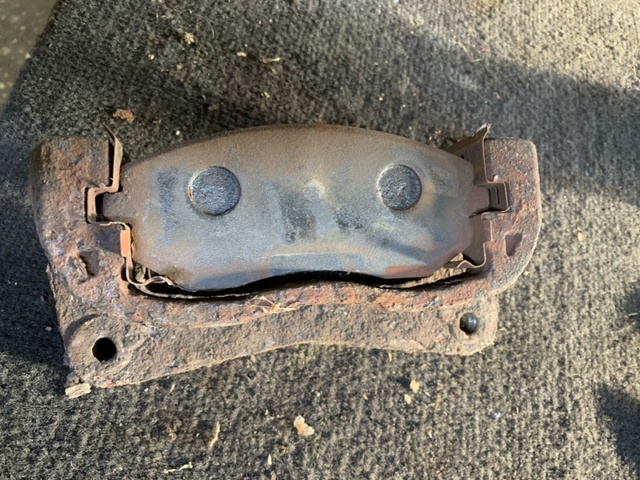 Скоба гальмівного супорта переднього 26225FE010 SUBARU