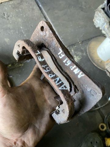 Скоба гальмівного супорта переднього 26225FE010 SUBARU