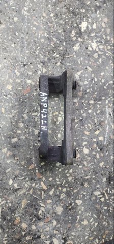 Скоба гальмівного супорта переднього 26225SC010 SUBARU