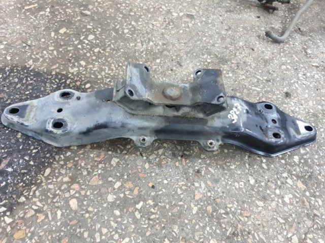 Балка кріплення коробки передач 41011AG010 SUBARU