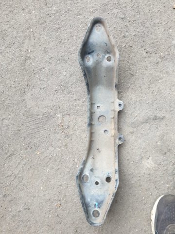 Балка кріплення коробки передач 41011AG020 SUBARU