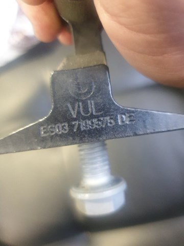 Дверний шарнір водійських дверей 41517259593 BMW