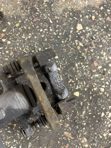 Скоба гальмівного заднього супорта 440015923R RENAULT