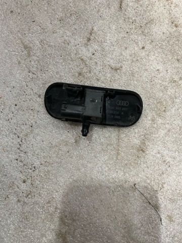 Форсунка омивача скла лобового, ліва 4G8955987 VAG