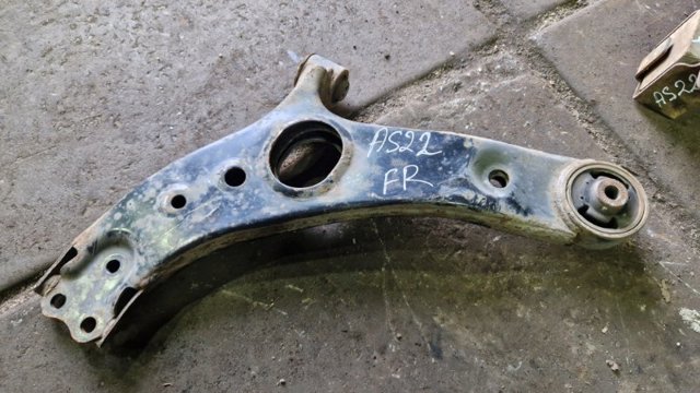 Правий важіль передній нижній підвіски 545012W200 HYUNDAI