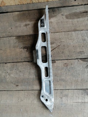 Лівий кронштейн переднього бампера 57707AG010 SUBARU