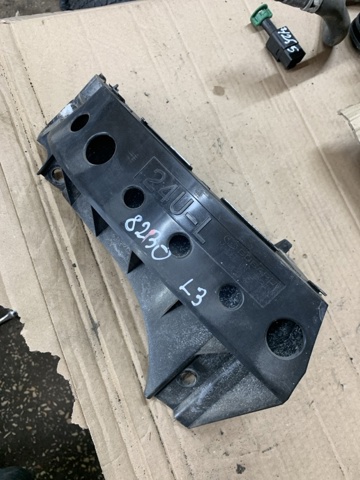 Лівий кронштейн кріплення бампера заднього 57707AG960 SUBARU