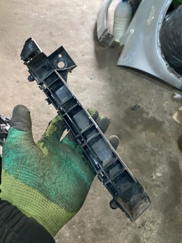Праве кріплення переднього бампера 57707SC040 SUBARU