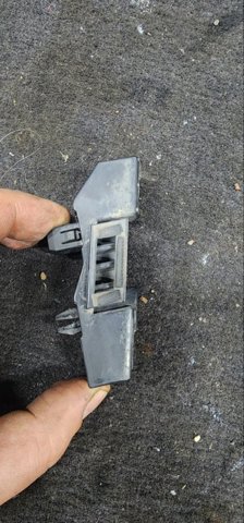 Лівий кронштейн переднього бампера 57765AG011 SUBARU