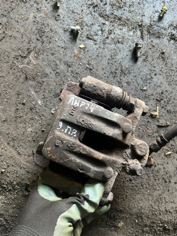 Супорт гальмівний задній правий 582302Y310 HYUNDAI