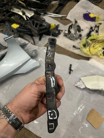 Праве кріплення переднього бампера 622224EA0A NISSAN