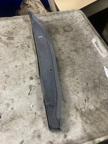Накладка переднього правого крила 631120005R RENAULT