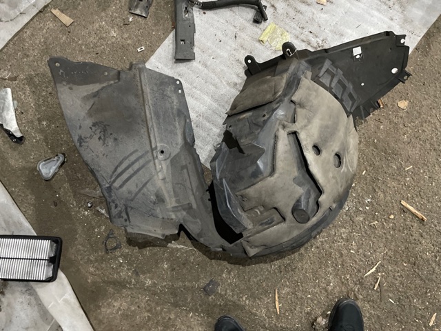 Подкрильнікі переднього крила, правий 638404EA0A NISSAN
