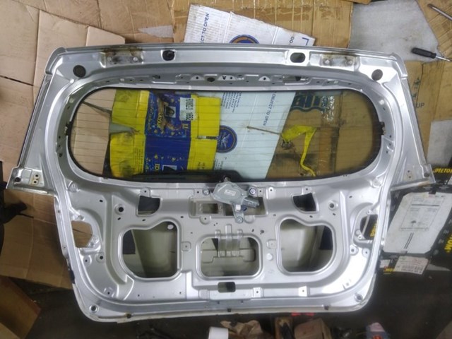 Задні двері багажника 737002P010 HYUNDAI